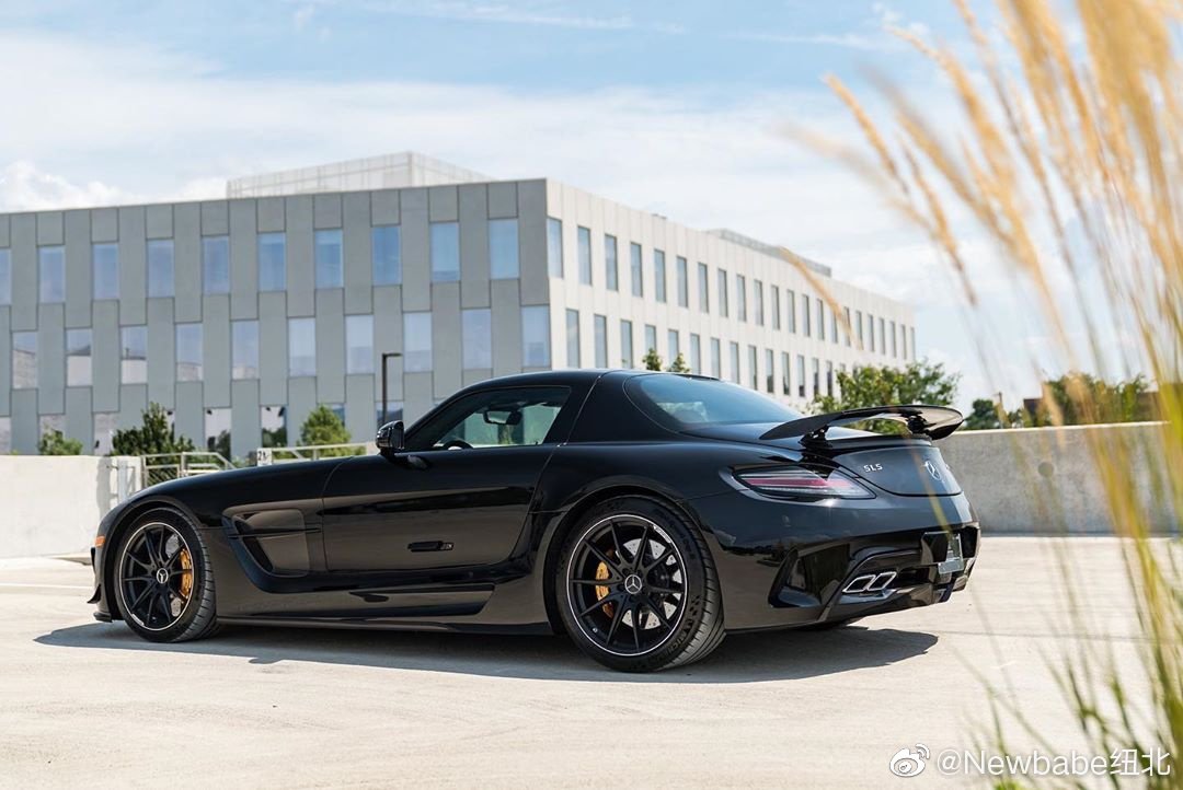好看的汽车：奔驰SLS AMG 演绎黑色帅气
