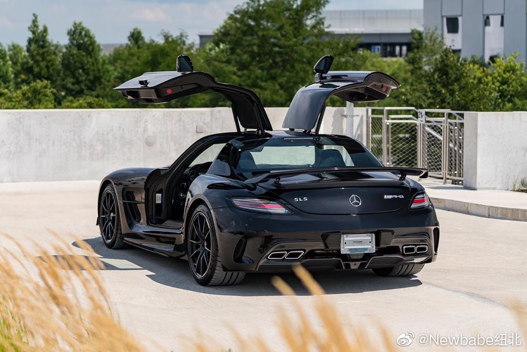 好看的汽车：奔驰SLS AMG 演绎黑色帅气