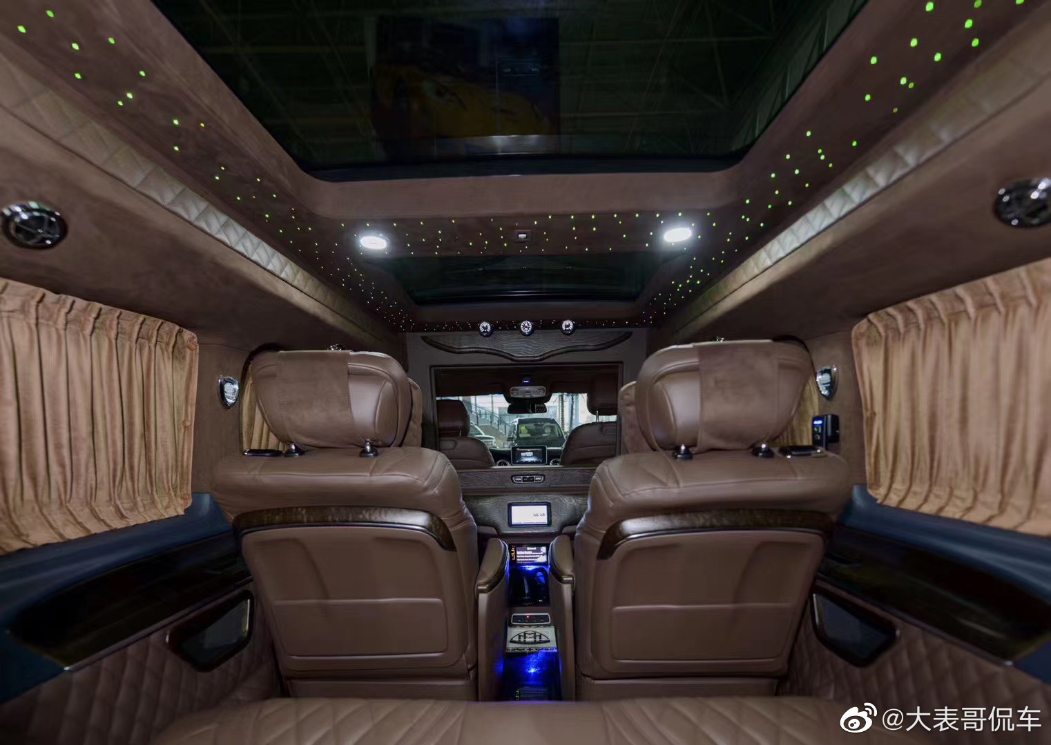 高清汽车美图：迈巴赫V260L 高顶隔断