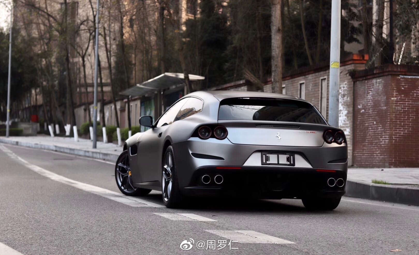 法拉利改色山灰，超帅气的外表，一路都有回头率。