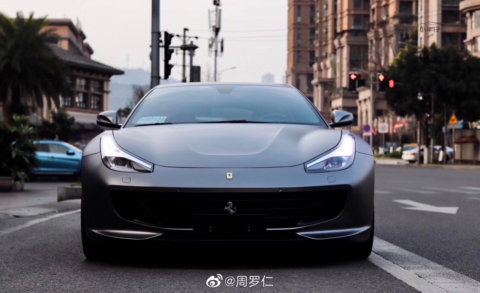 法拉利改色山灰，超帅气的外表，一路都有回头率。