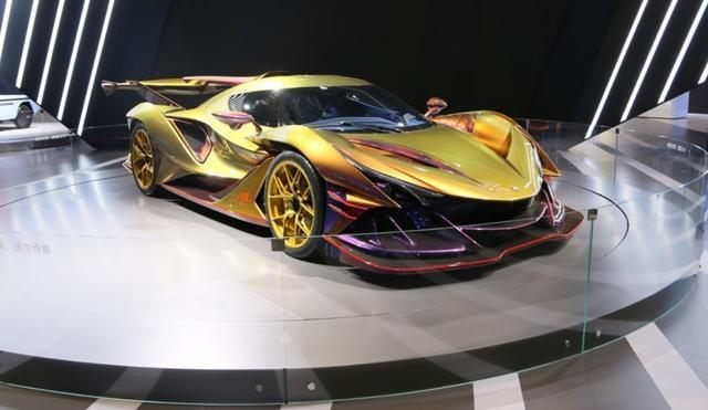 阿波罗ie跑车。变色龙黄金涂装，全碳纤维，气场强过布加迪。