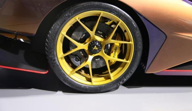 阿波罗ie跑车。变色龙黄金涂装，全碳纤维，气场强过布加迪。