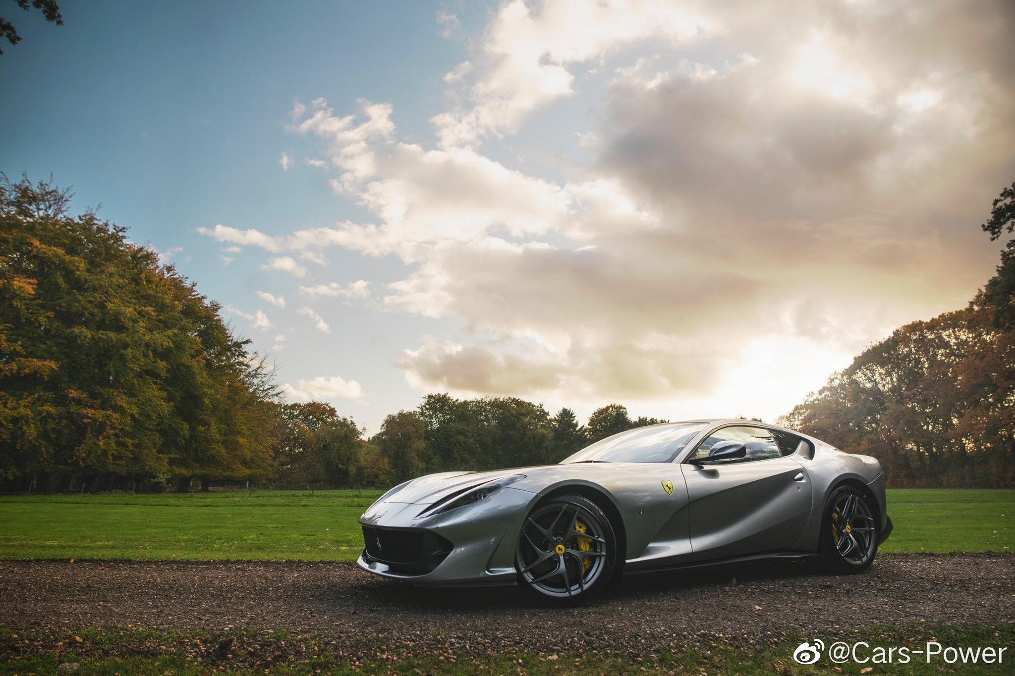 银色纯血骏马法拉利812超级快大长鼻子比中置好看多了