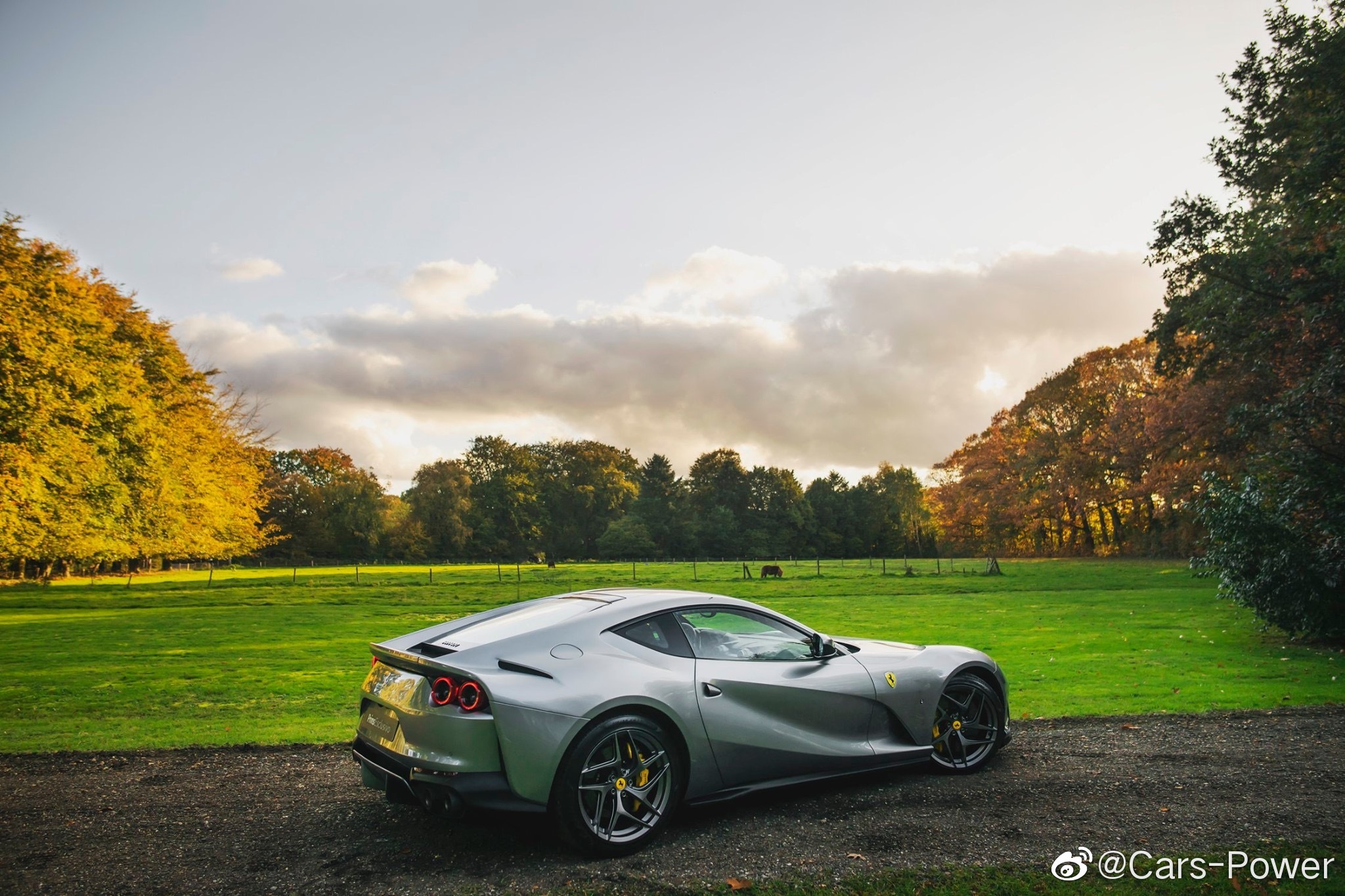 银色纯血骏马法拉利812超级快大长鼻子比中置好看多了