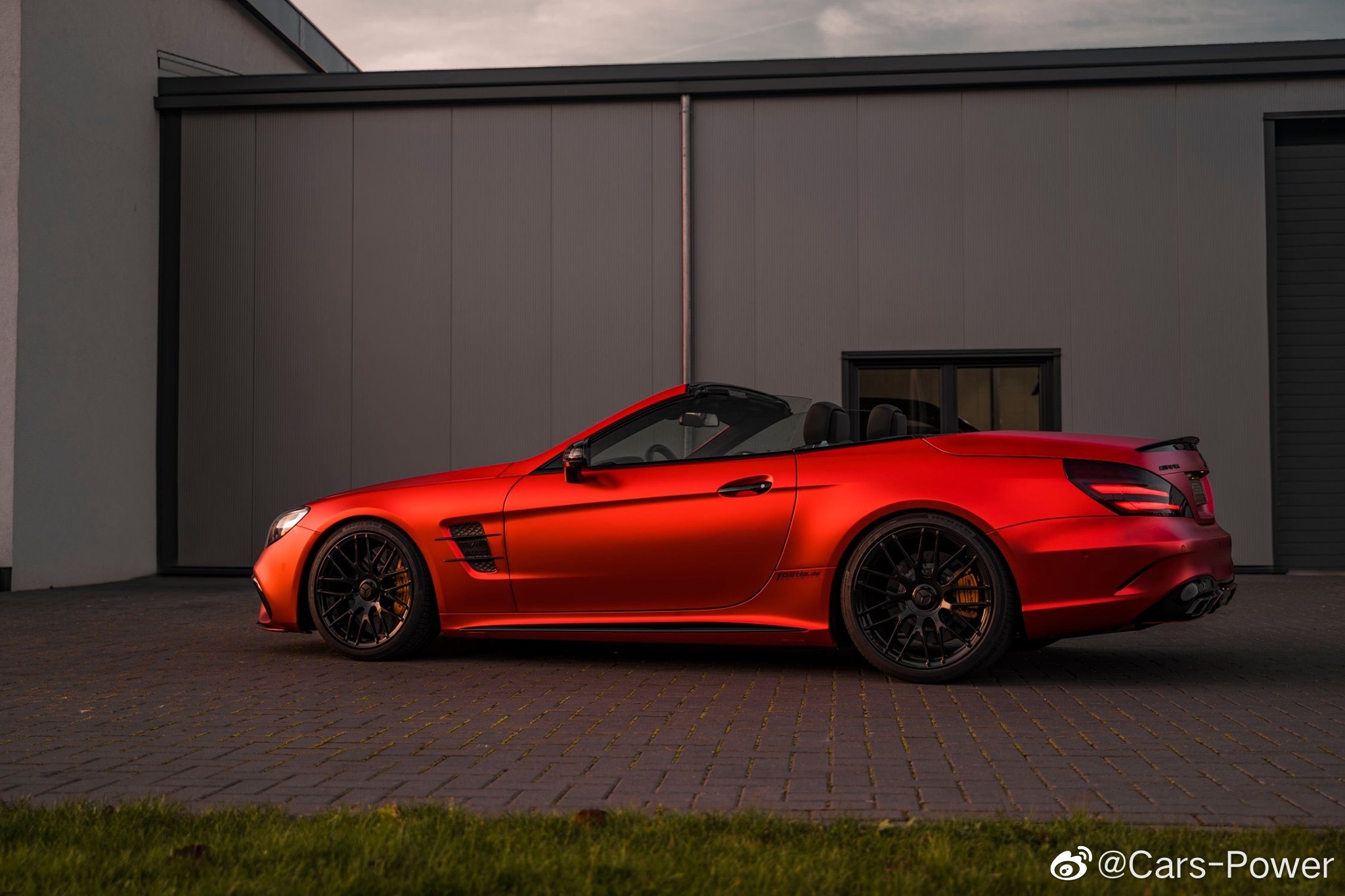 绝版豪华硬顶敞篷跑车 耀目熔岩橙 AMG SL63