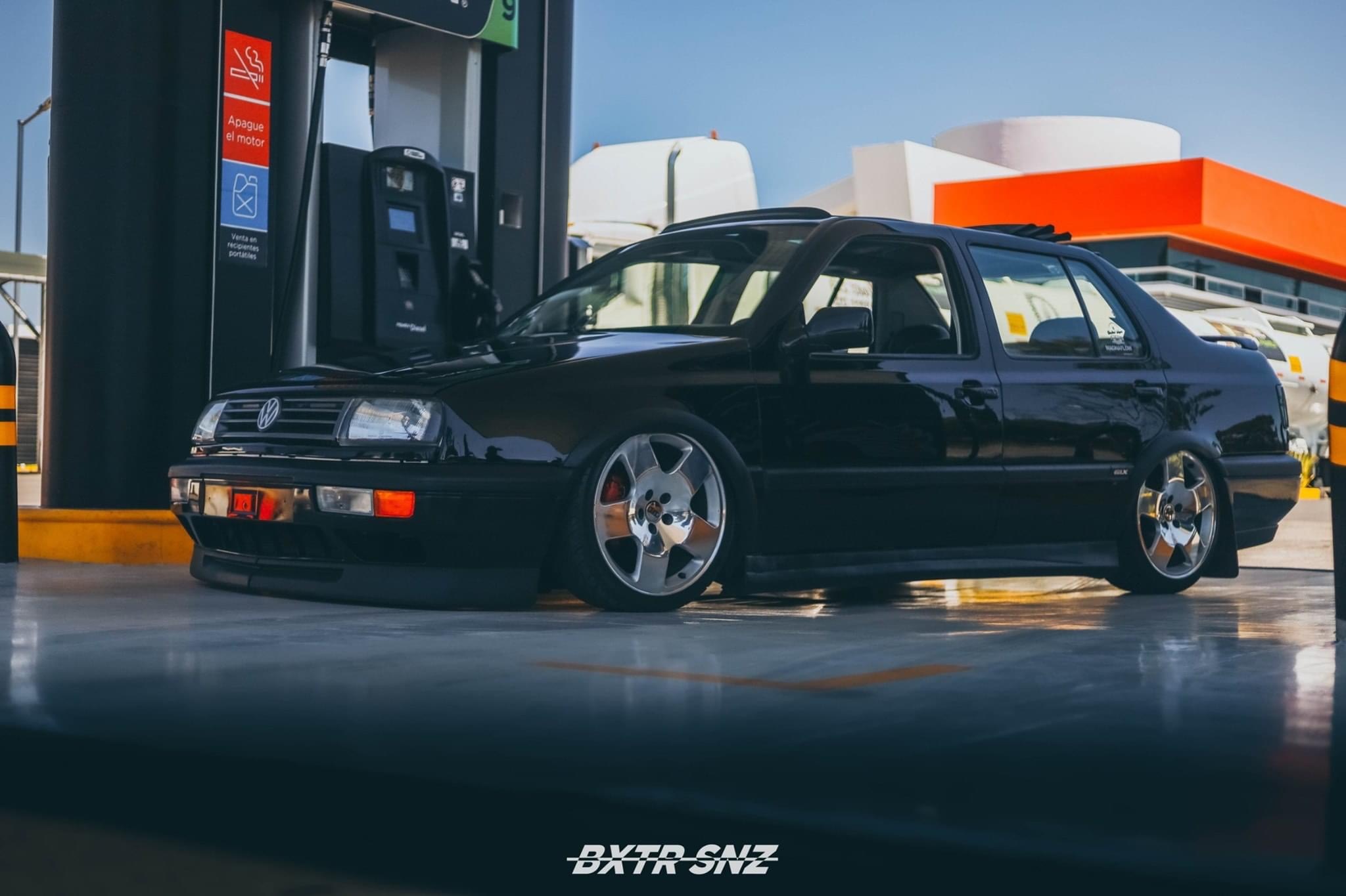 大众Vento，大众第三代高尔夫的三厢版，也就是捷达。