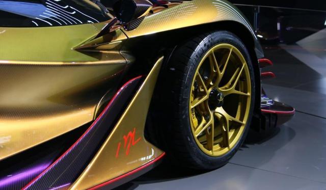 阿波罗ie跑车。变色龙黄金涂装，全碳纤维，气场强过布加迪。