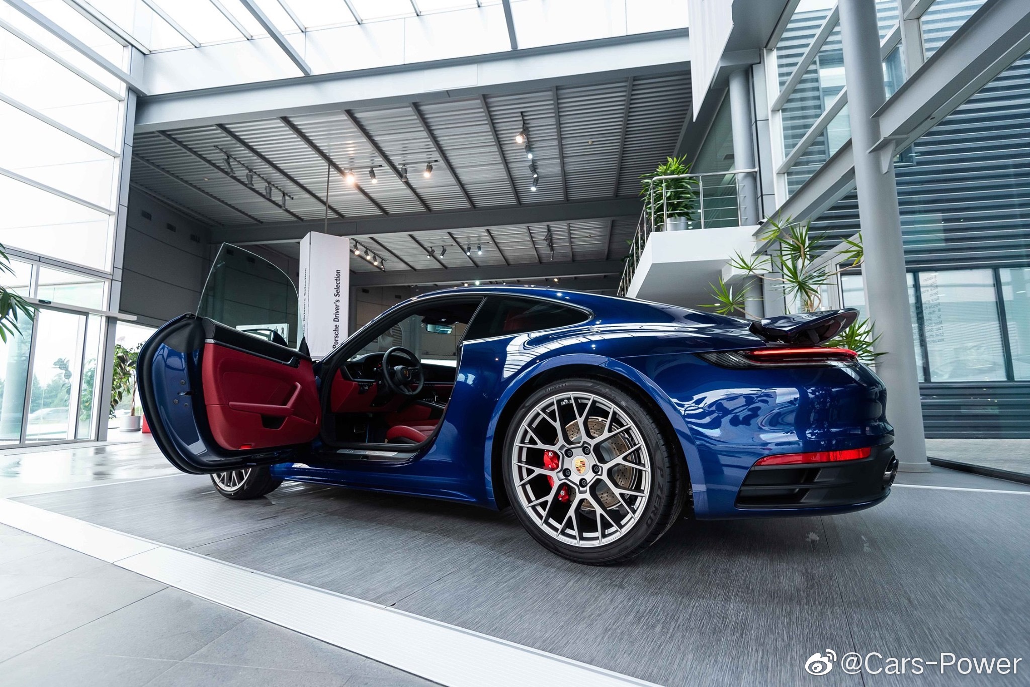 大蓝宝石一枚 保时捷911 Carrera S