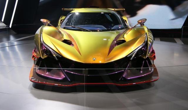 阿波罗ie跑车。变色龙黄金涂装，全碳纤维，气场强过布加迪。