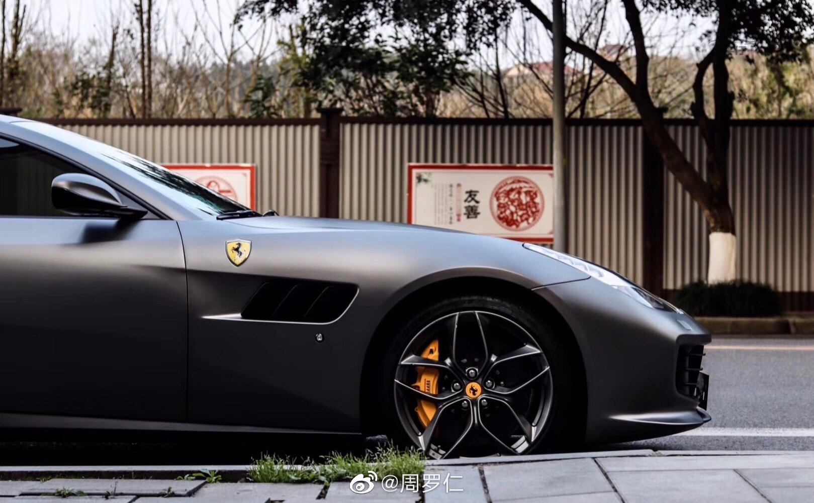 法拉利改色山灰，超帅气的外表，一路都有回头率。