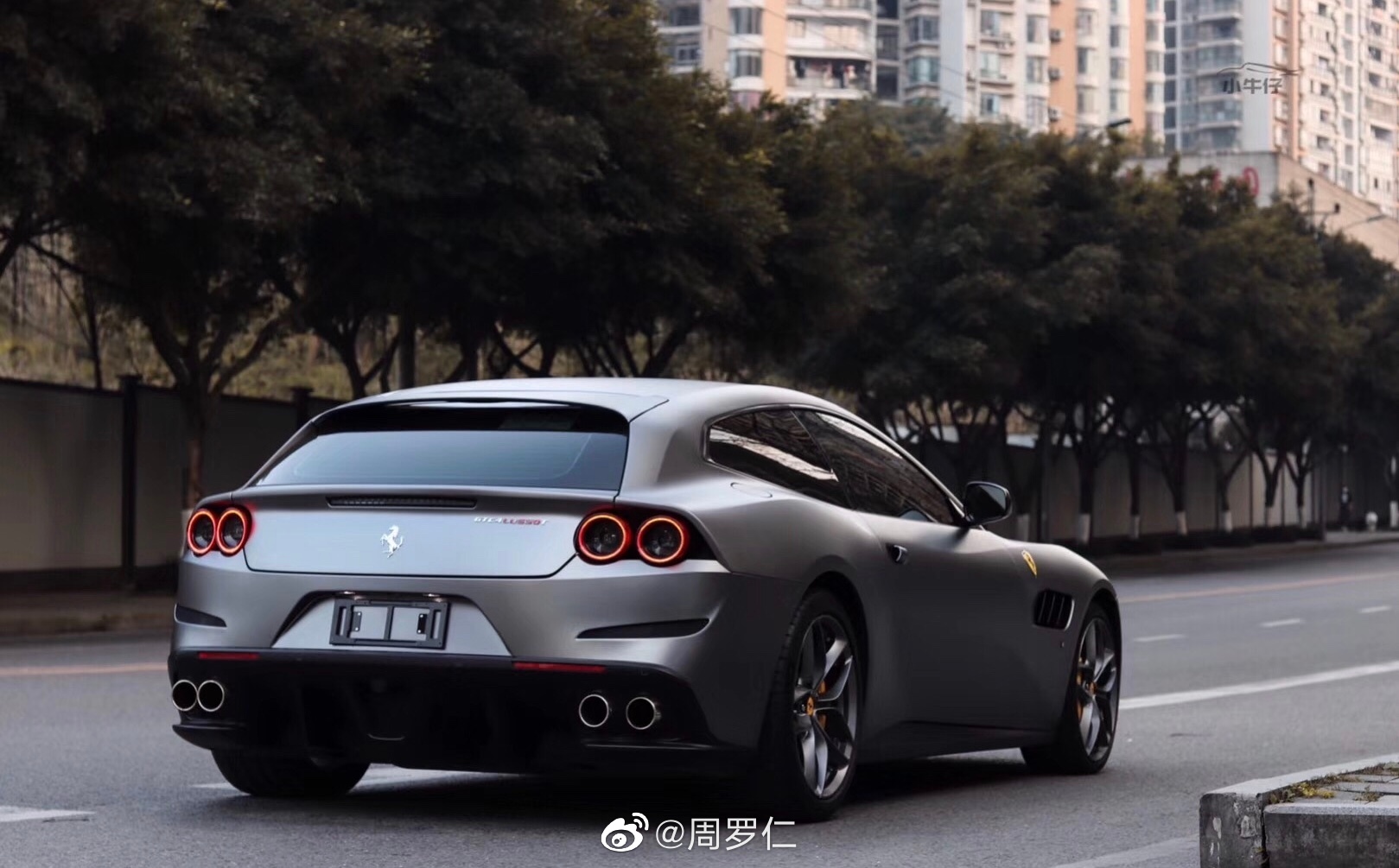 法拉利改色山灰，超帅气的外表，一路都有回头率。