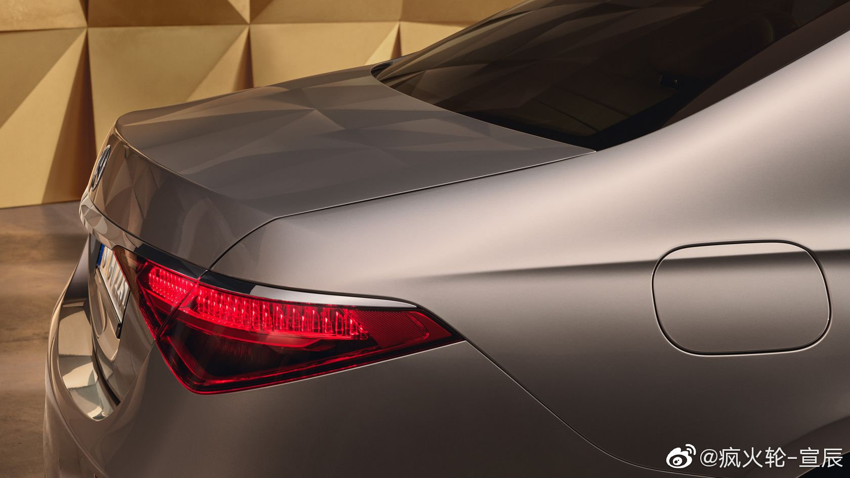 据说奔驰S级在中国的车主平均年龄是40岁。em，我还有…年。