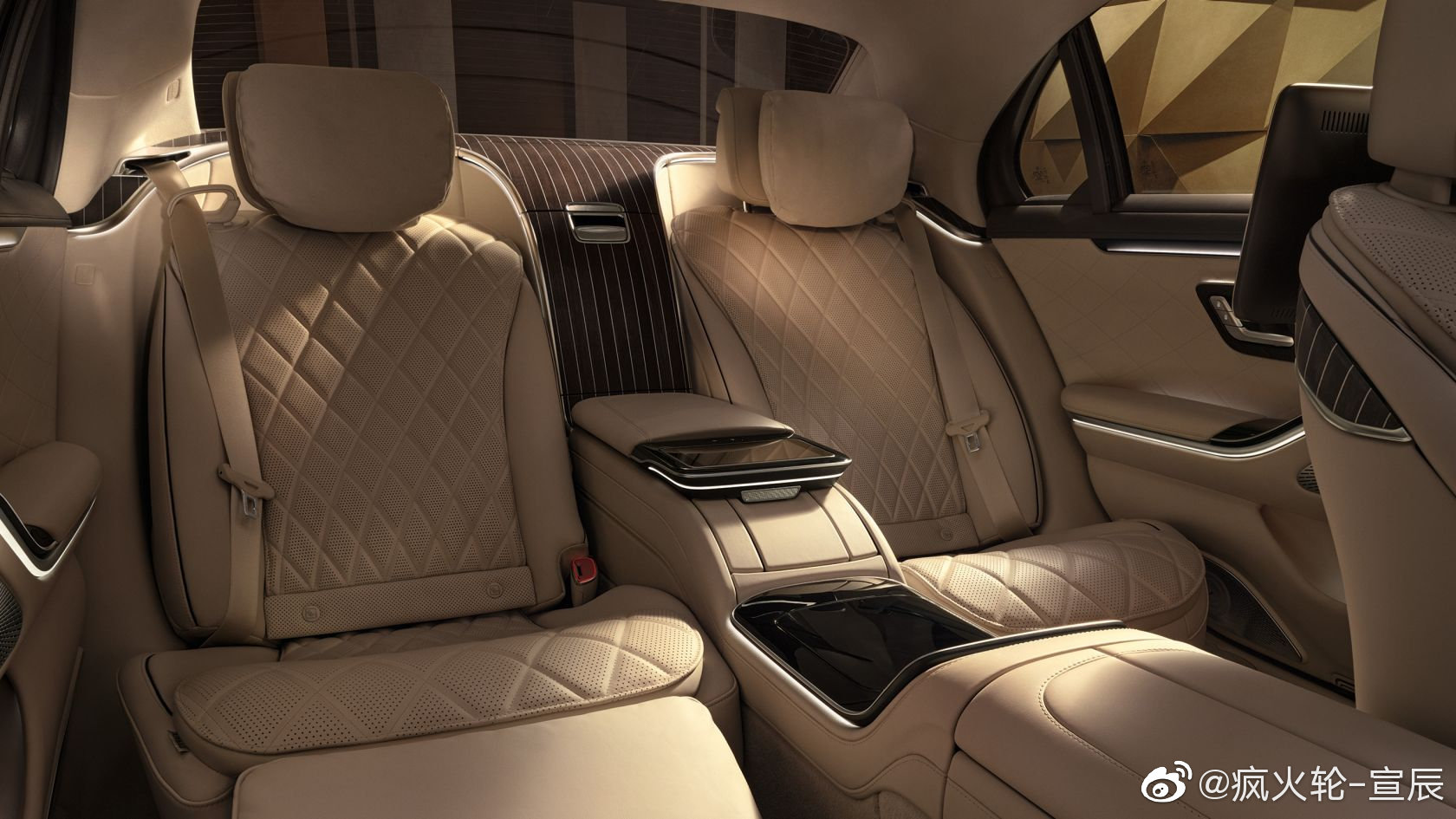 据说奔驰S级在中国的车主平均年龄是40岁。em，我还有…年。