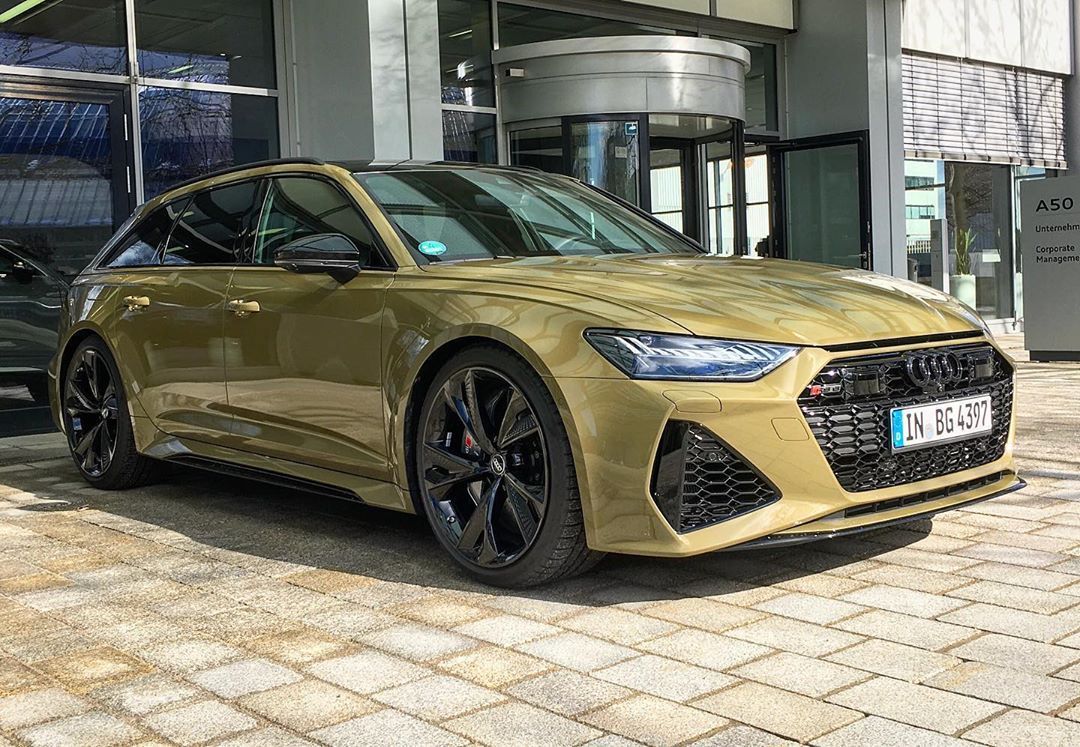 这个算是奥迪很少见的一种颜色了。 RS6战斗绿