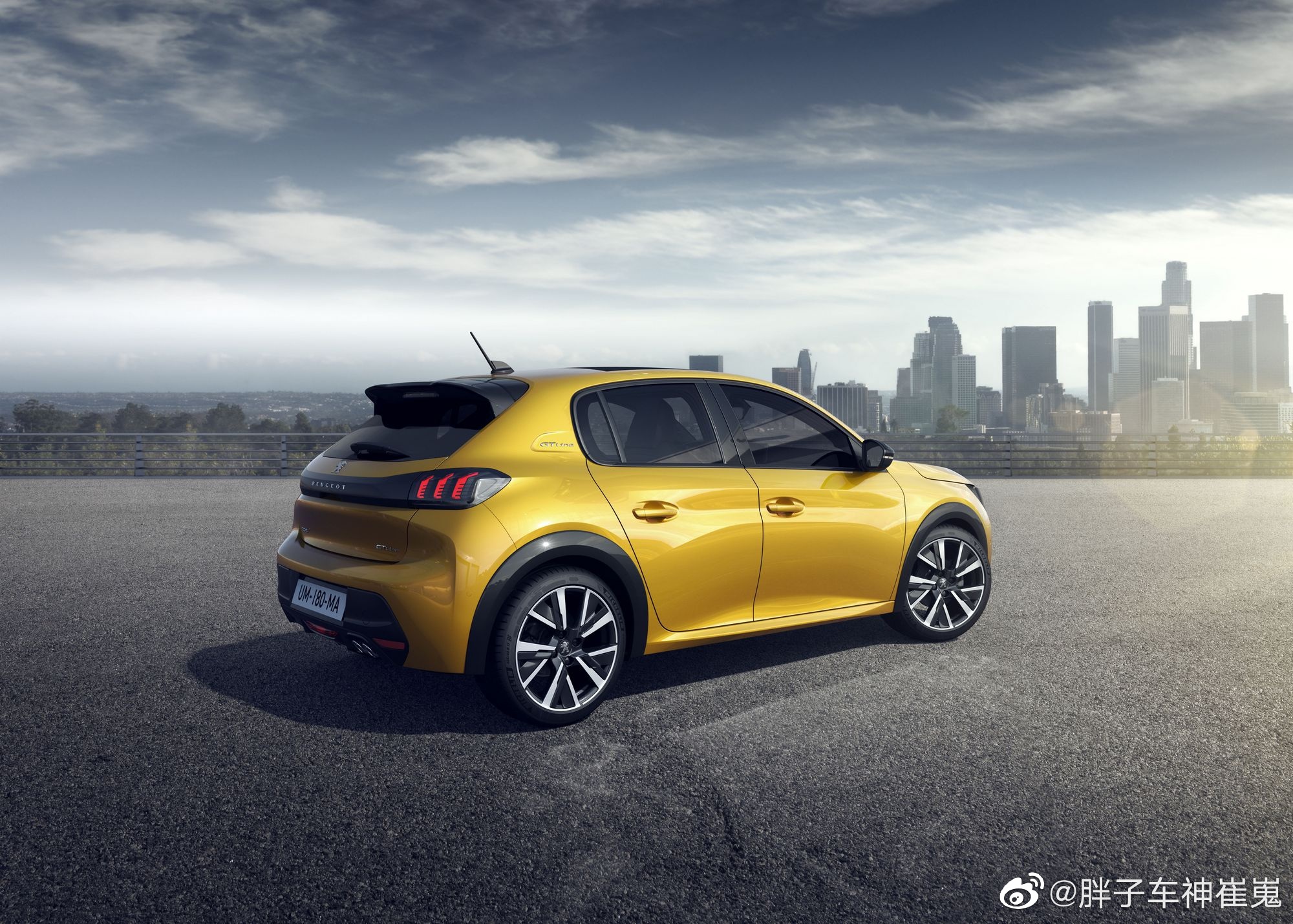 标致208，2020年度车，打败了特斯拉和保时捷呢