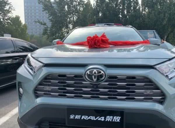 喜提丰田全新SUV，全款25.6万，车主：外观霸道，买它不后悔