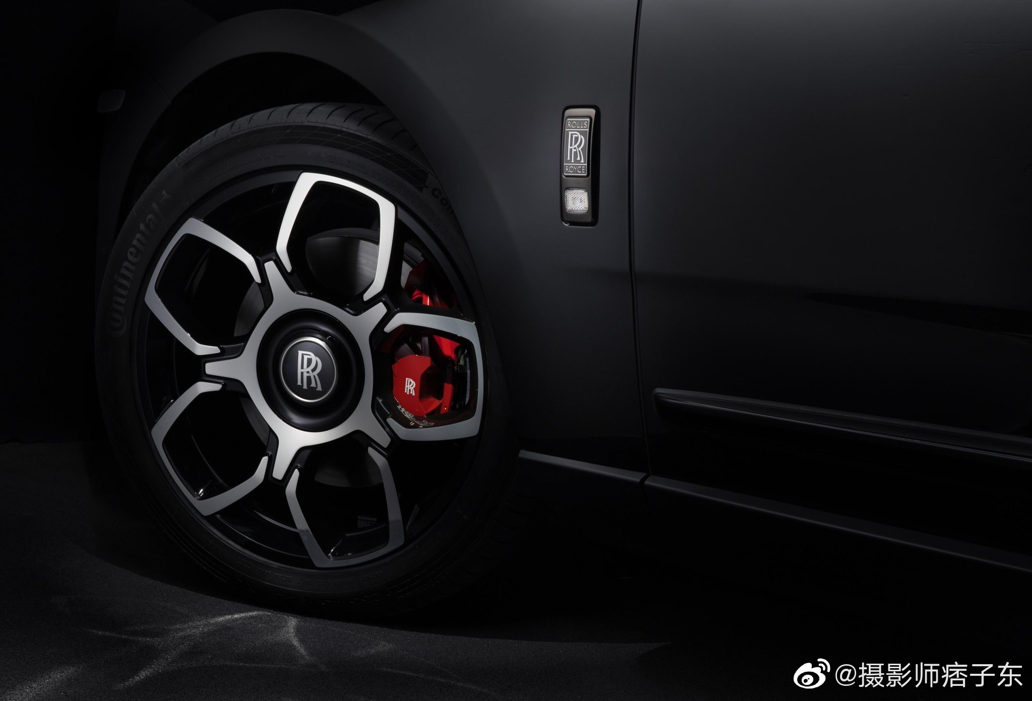 黑化的库里南价格一定不菲，The new RR Cullinan Black Badge