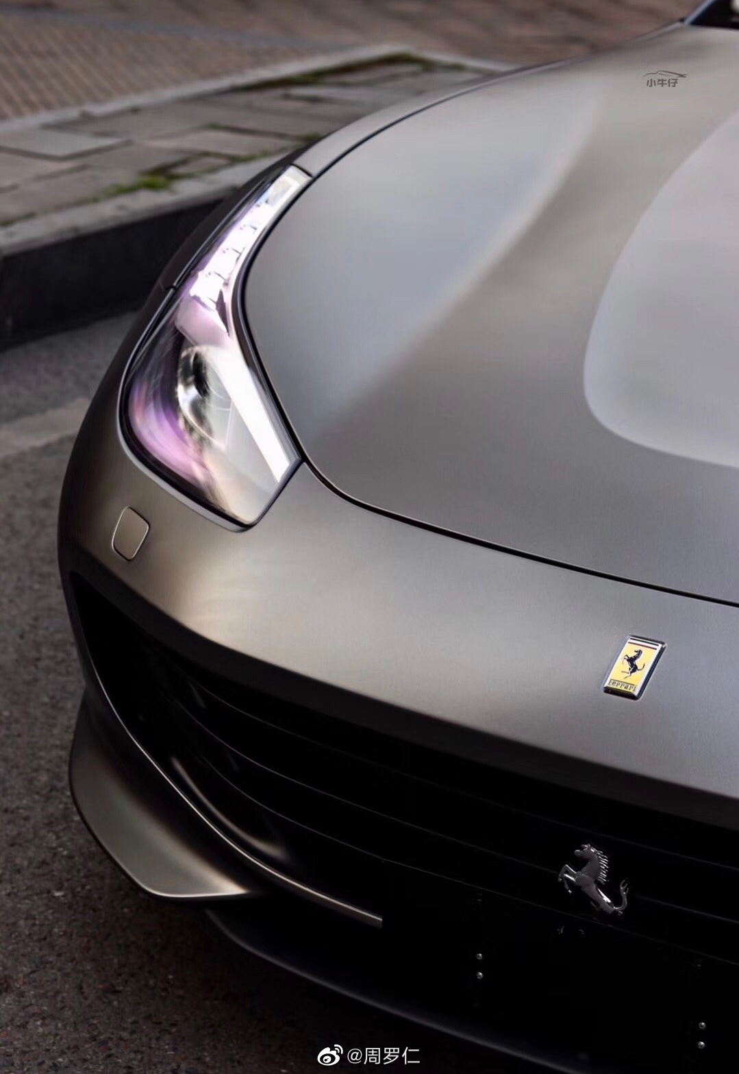 法拉利改色山灰，超帅气的外表，一路都有回头率。