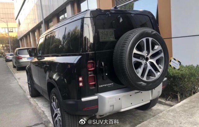 网友拍摄的全新路虎卫士实车图……这个外观你能接受吗？