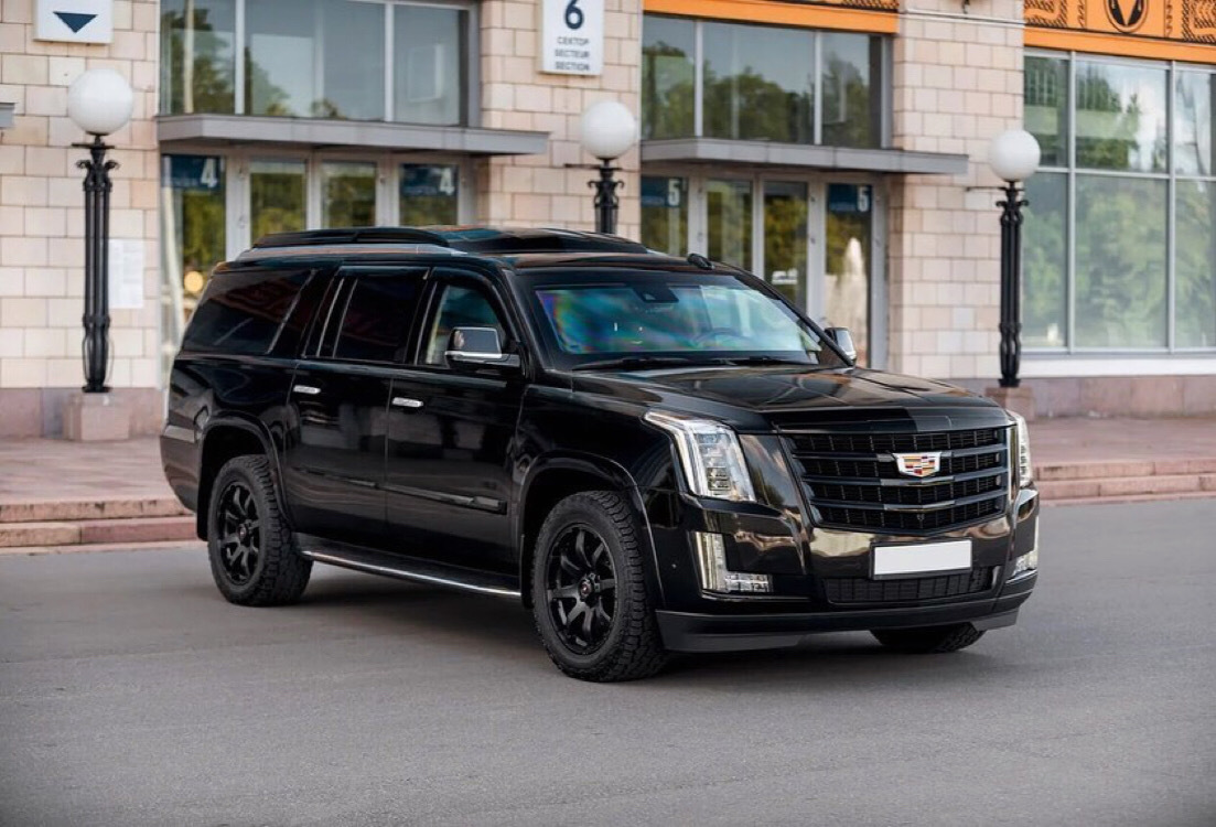 前脸好霸气,这大块头…… 凯迪拉克!