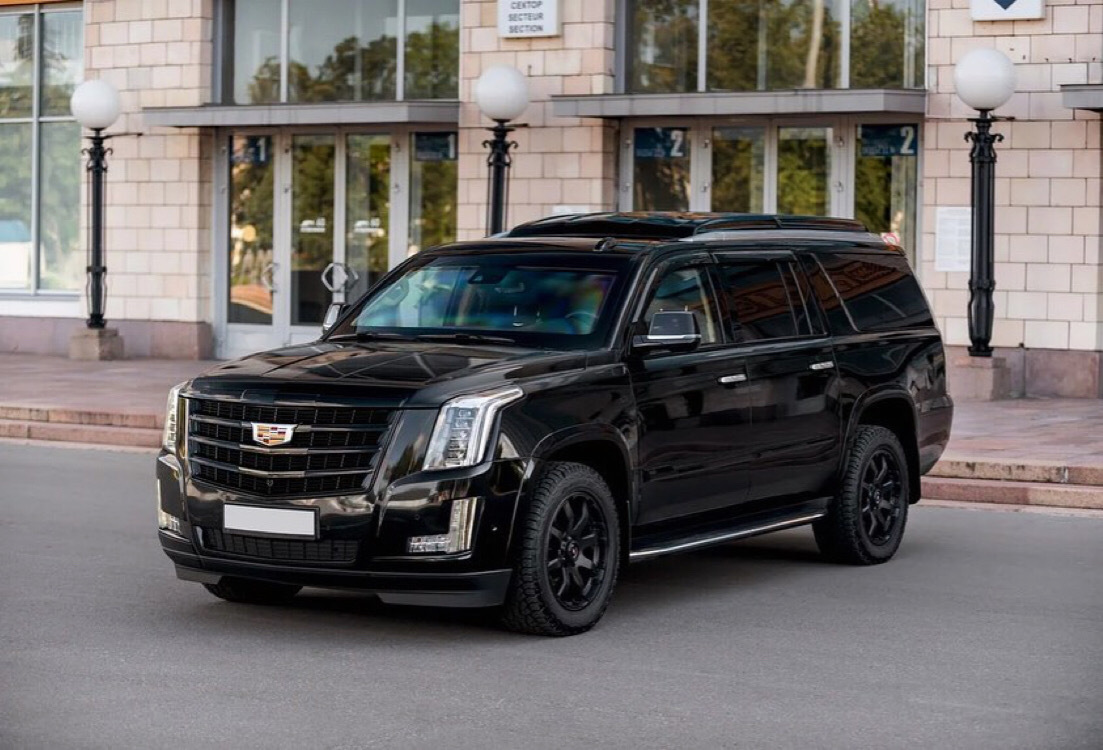 前脸好霸气，这大块头…… 凯迪拉克！