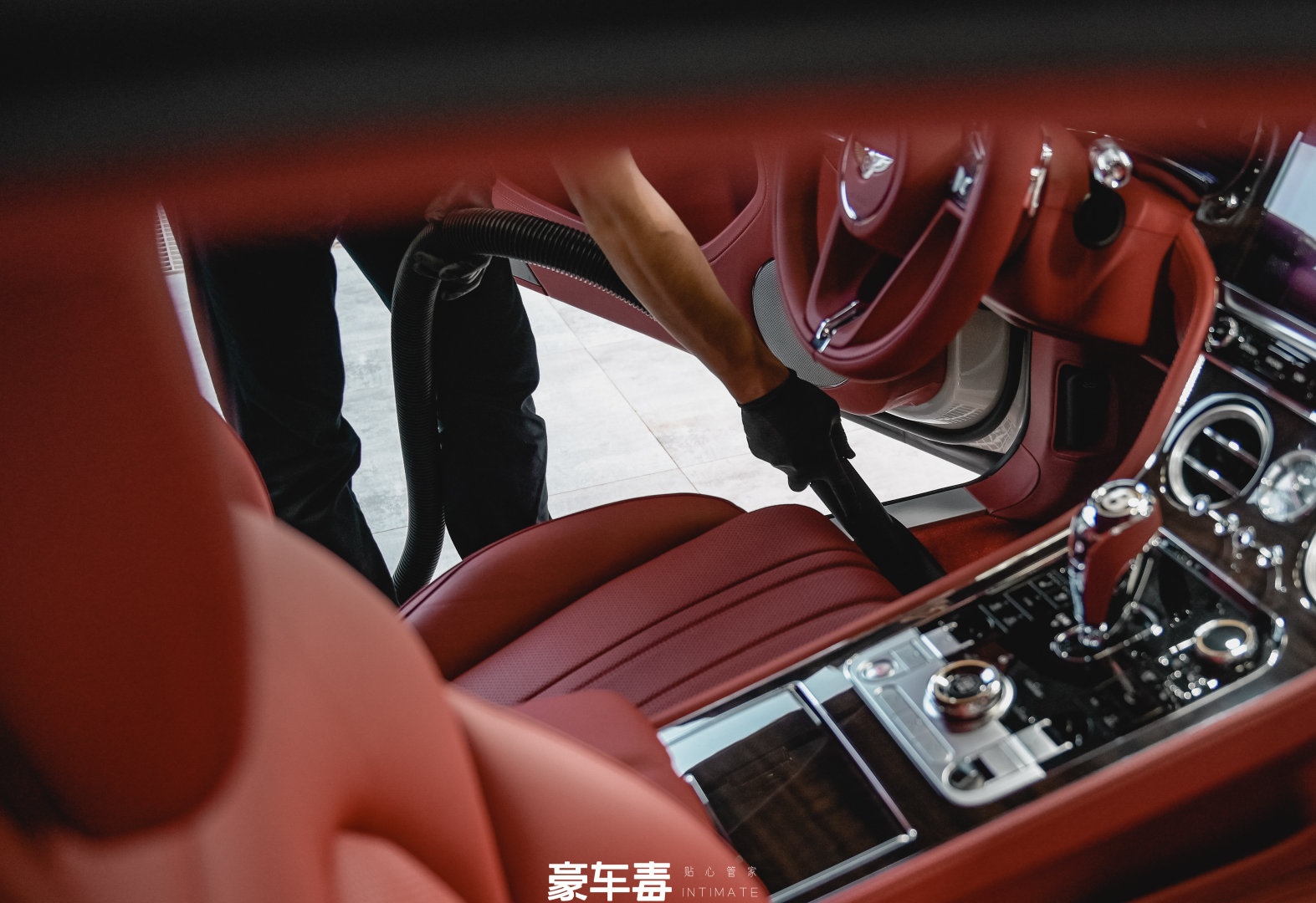 粉红宾利欧陆GT，300多万，W12发动机版本