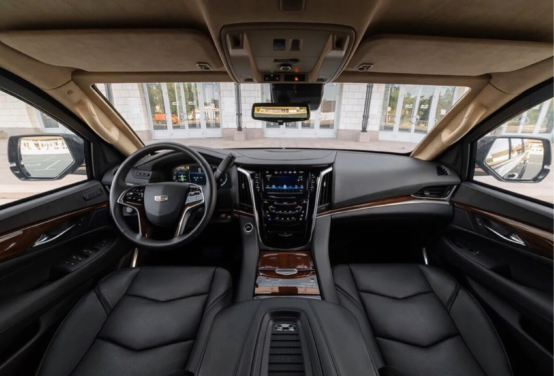 前脸好霸气，这大块头…… 凯迪拉克！