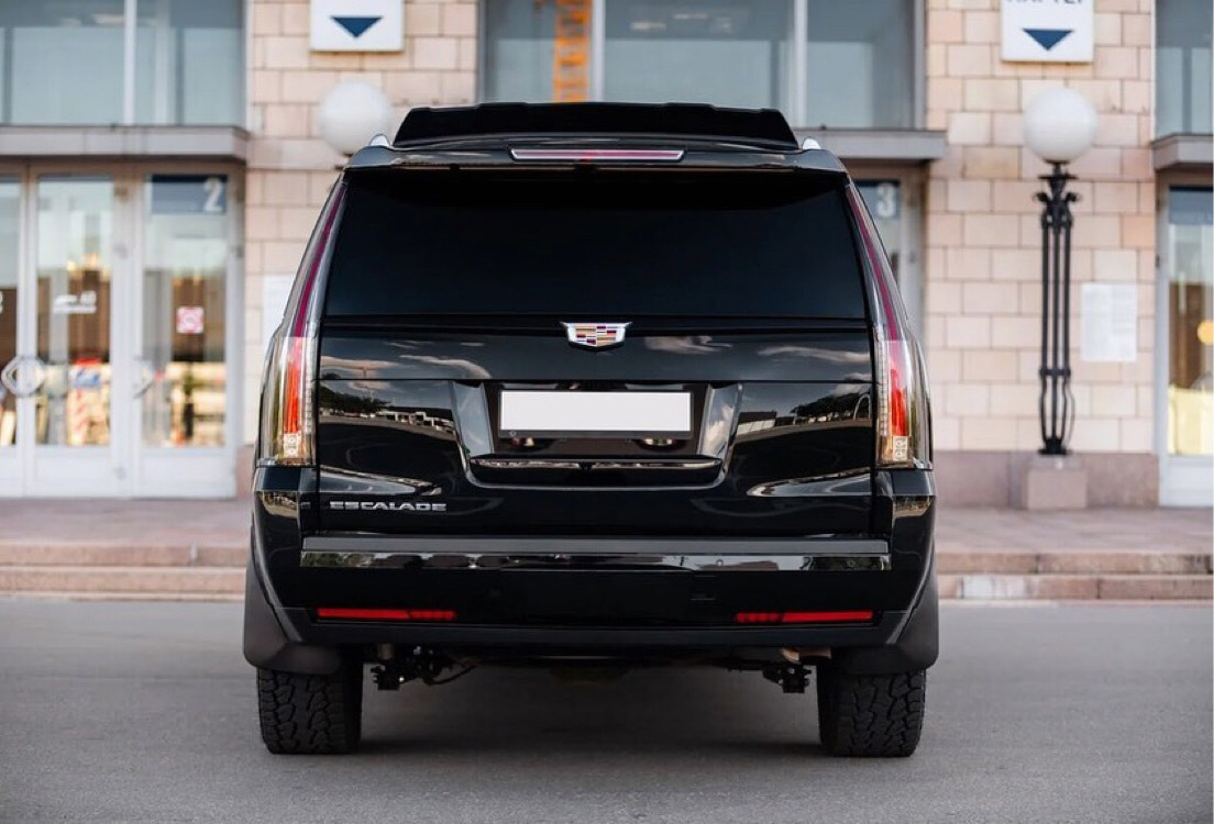 前脸好霸气，这大块头…… 凯迪拉克！