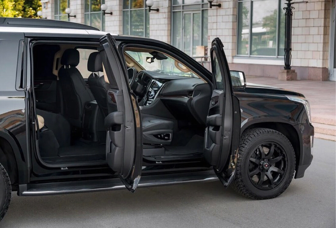 前脸好霸气，这大块头…… 凯迪拉克！