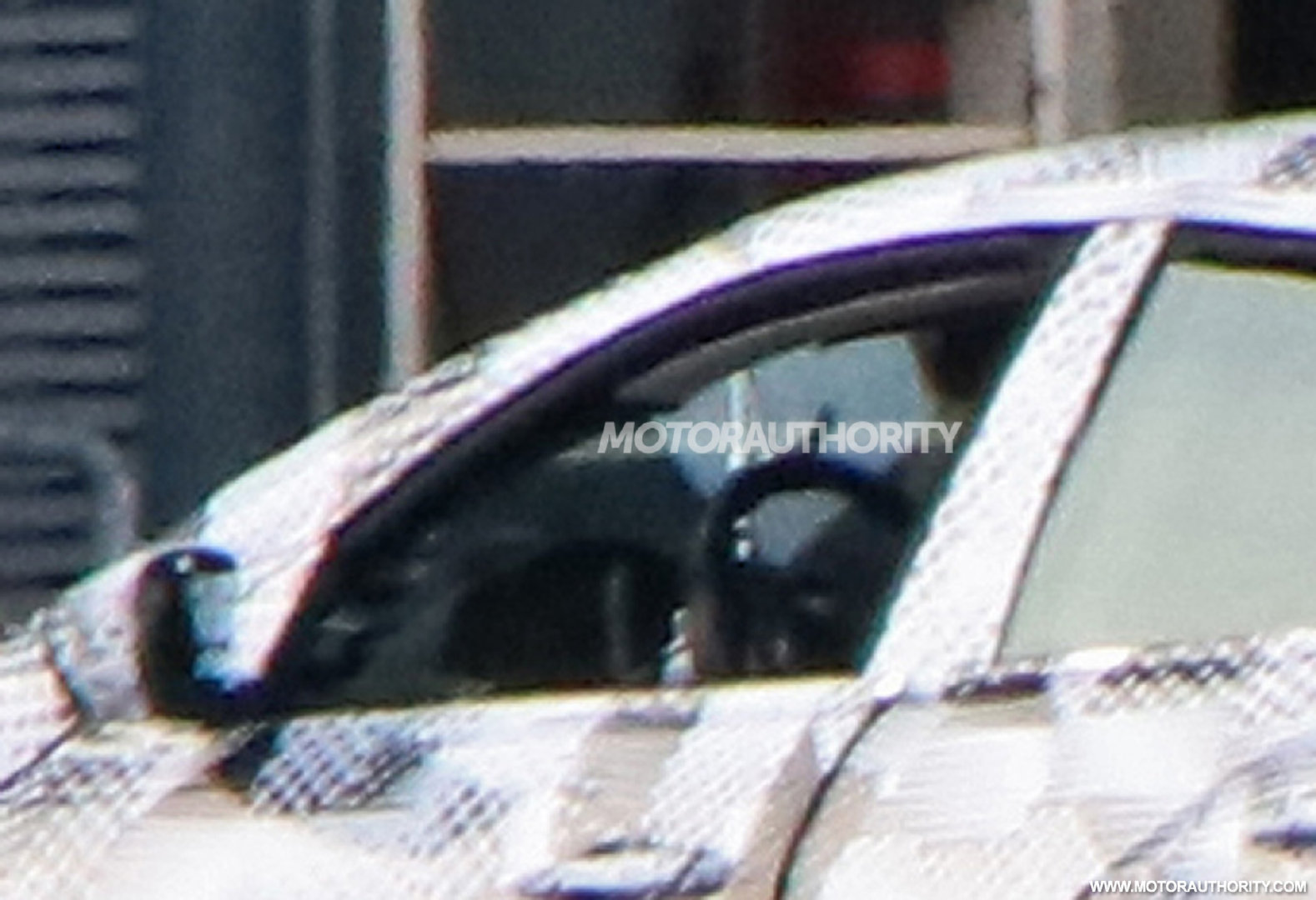 法拉利Purosangue SUV早期测试车，被发现在意大利马拉内洛总部