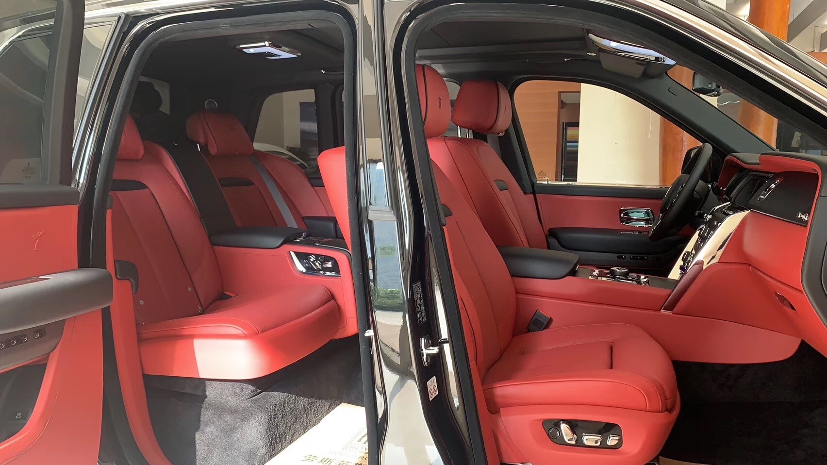 黑红四座库里南 650万含消费税 经典配色