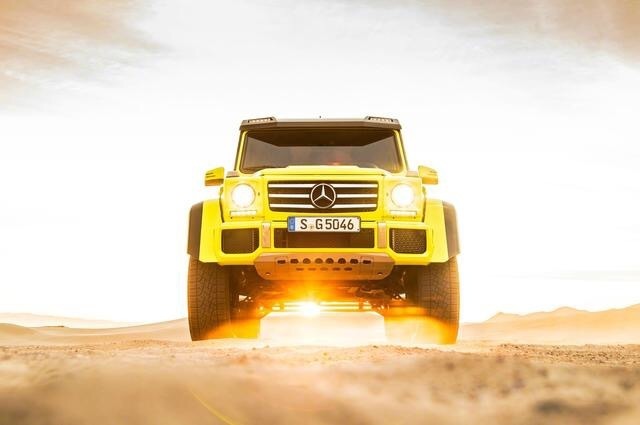骚气绿色梅赛德斯奔驰大G在沙漠肆意狂奔
