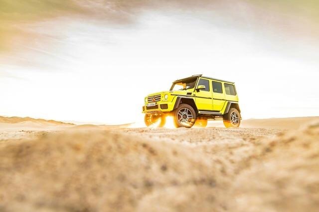 骚气绿色梅赛德斯奔驰大G在沙漠肆意狂奔