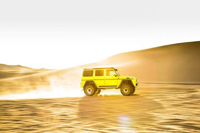 骚气绿色梅赛德斯奔驰大G在沙漠肆意狂奔