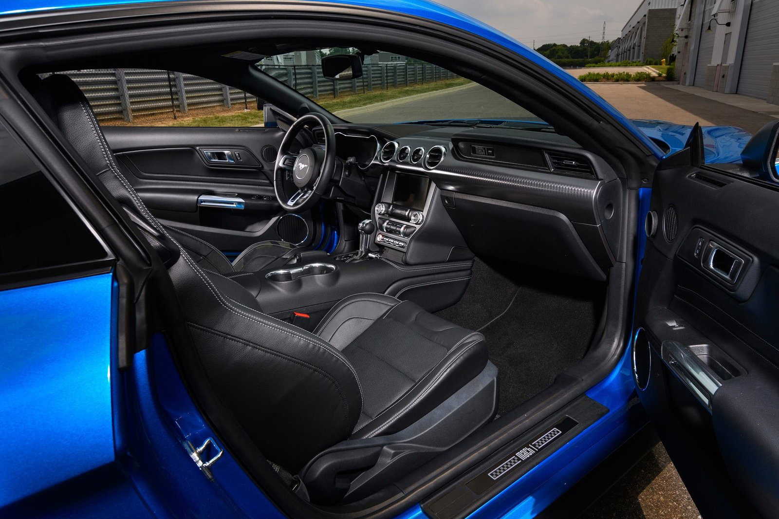 日常直播聊车也有车友问到福特Mustang2.3T版本能不能买