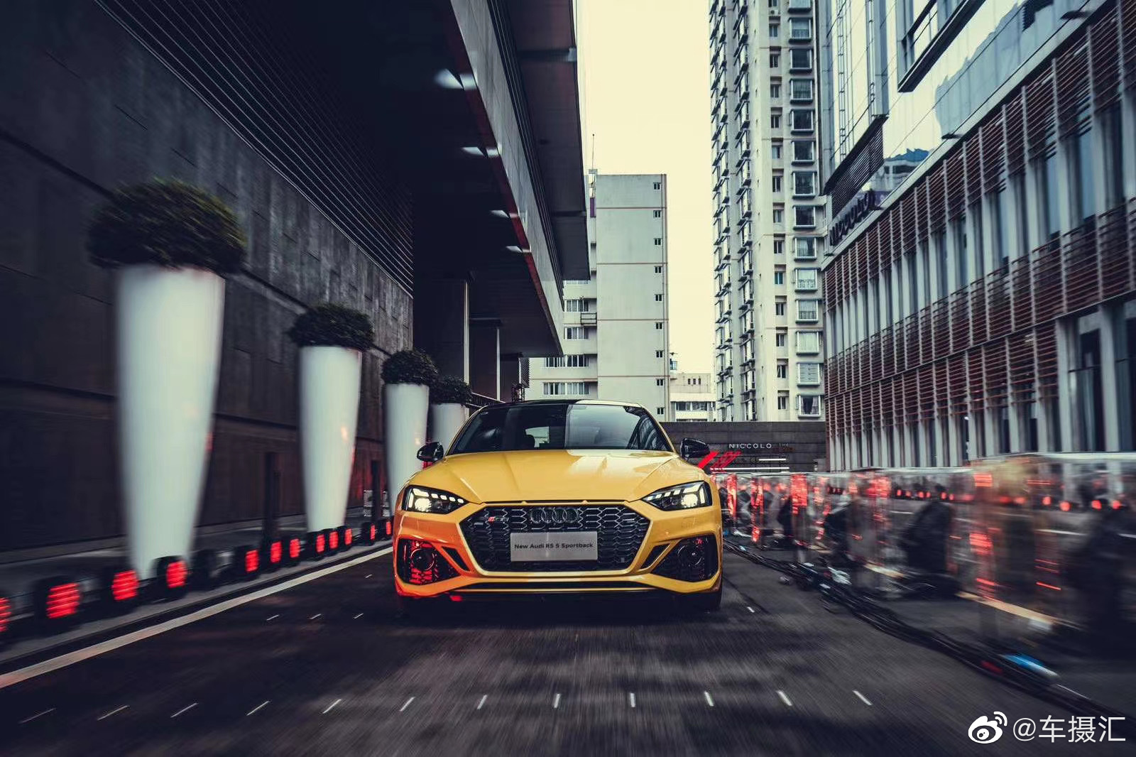 奥迪RS城市空中赛道，贴地飞行。