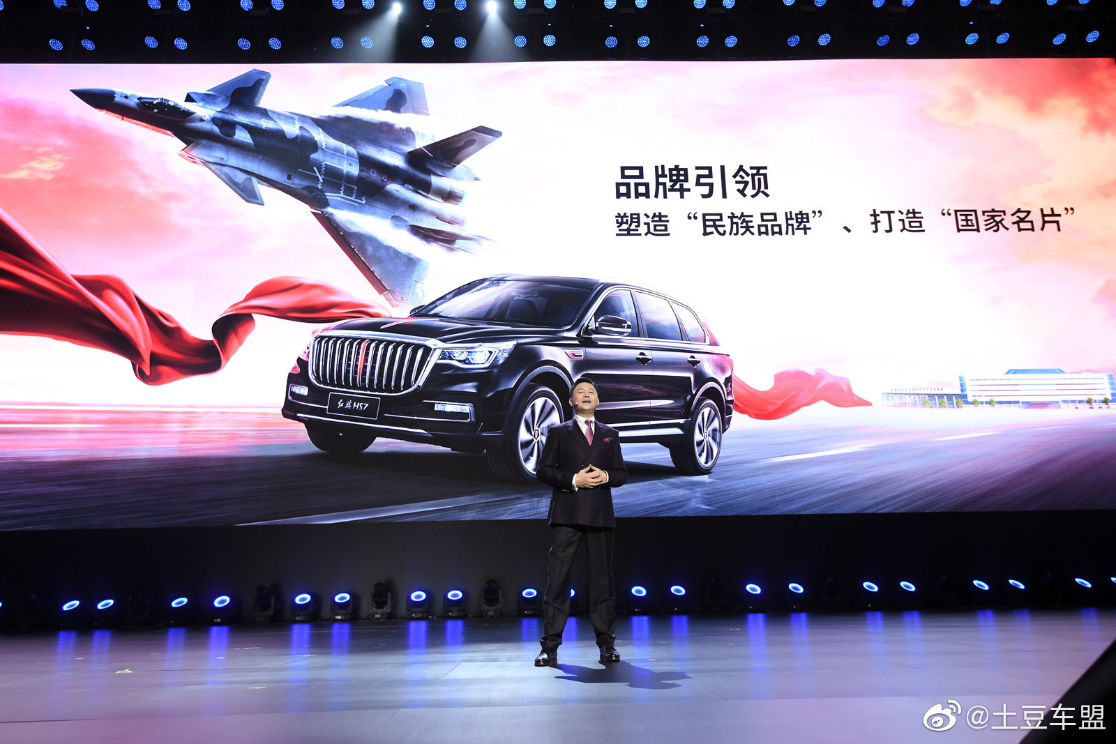 有人说：你永远不知道，红旗汽车里，坐了一个多牛的人