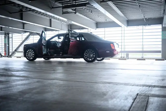 新款劳斯莱斯幻影EWB大片，气质这块拿捏的死死的