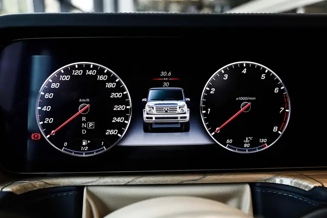 小姐姐都喜欢奔驰大G 但大部分人都不知道车内原来是这样