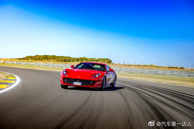法拉利812 Superfast美图鉴赏，红色的魅力！