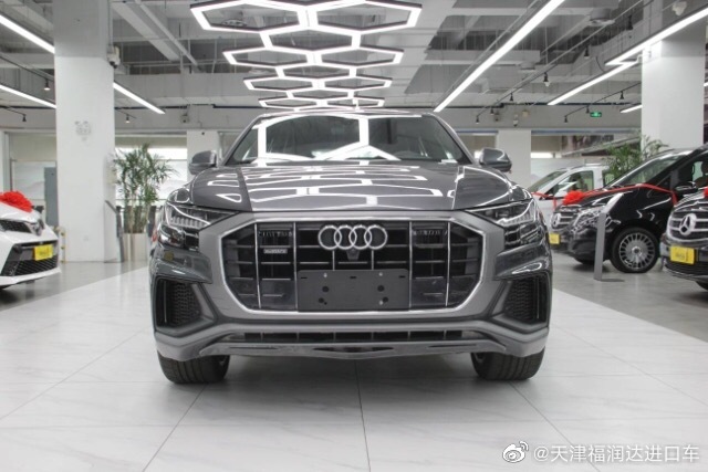 奥迪Q8 20款 3.0T S line 标配配置:底盘升降