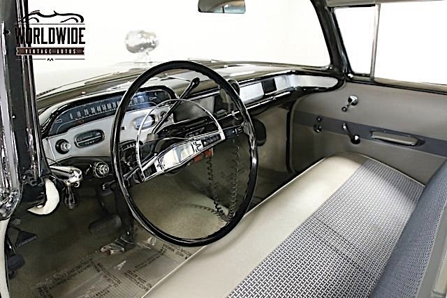 汽车美图：1958年款雪佛兰比斯坎警车