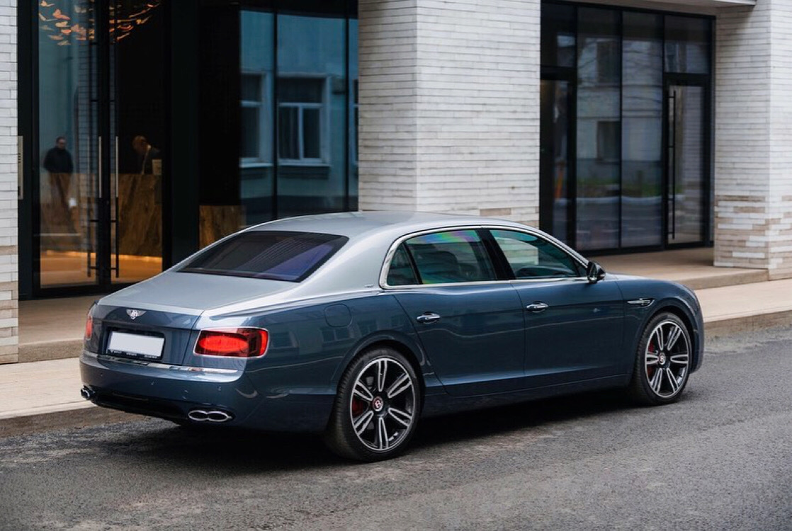 Bentley Flying Spur V8S,这双色车漆，这头枕，怎么样呢