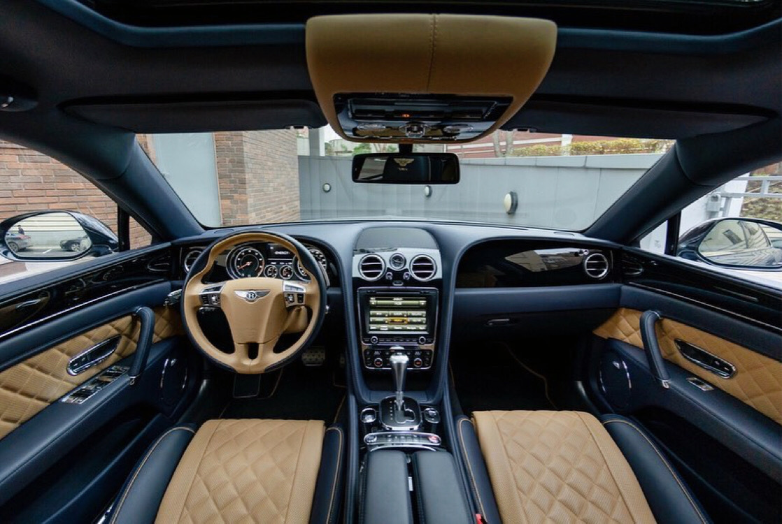 Bentley Flying Spur V8S,这双色车漆，这头枕，怎么样呢