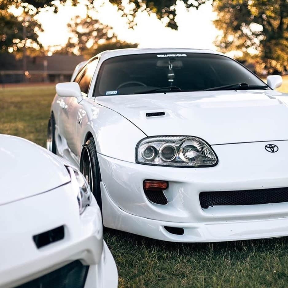 白色TOYOTA SUPRA MK4。当年的东瀛牛魔王！