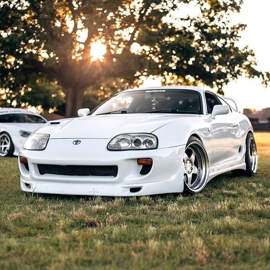 白色TOYOTA SUPRA MK4。当年的东瀛牛魔王！