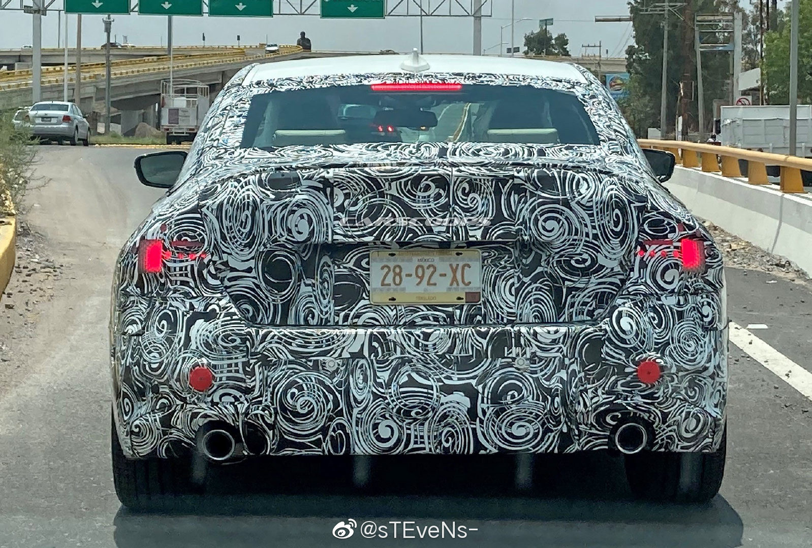 近日，外媒在墨西哥街头发现了下一代BMW G42 2系Coupe测试车