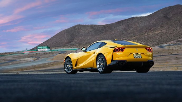 高清汽车美图：Ferrari 812 Superfast 很美