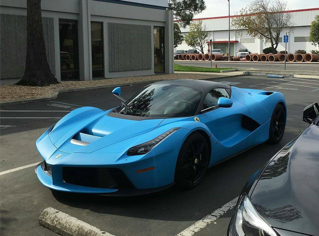 法拉利LaFerrari，如此的哑光蓝仅此一辆。